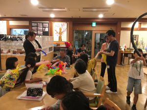 バルーンアートでにぎやかな夕食