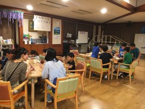 うっとうしい雨でも賑やかな食事